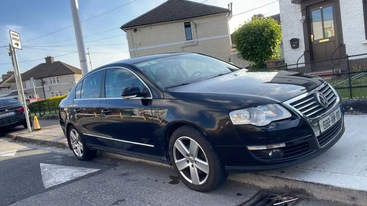 2009 Volkswagen Passat - Image 1