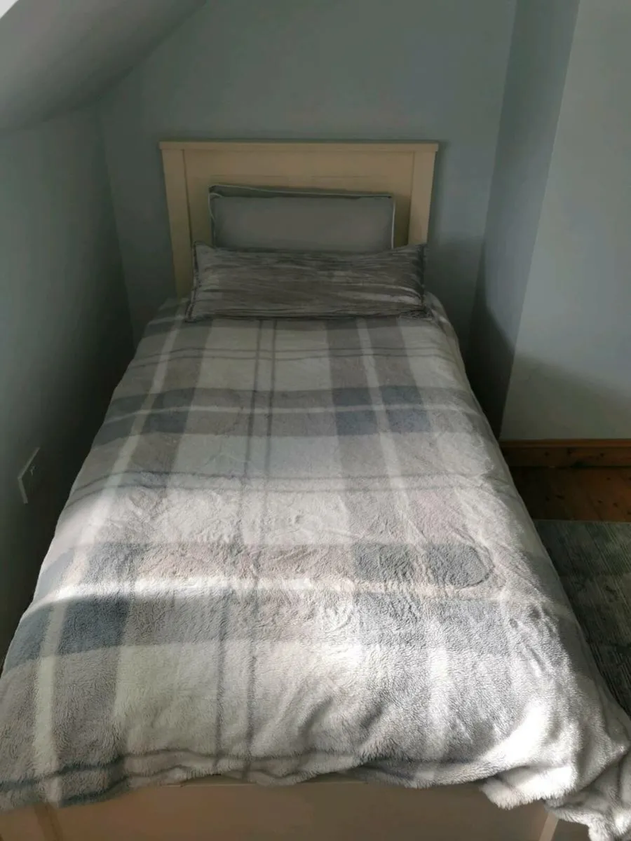 Bedroom furniture - Image 2