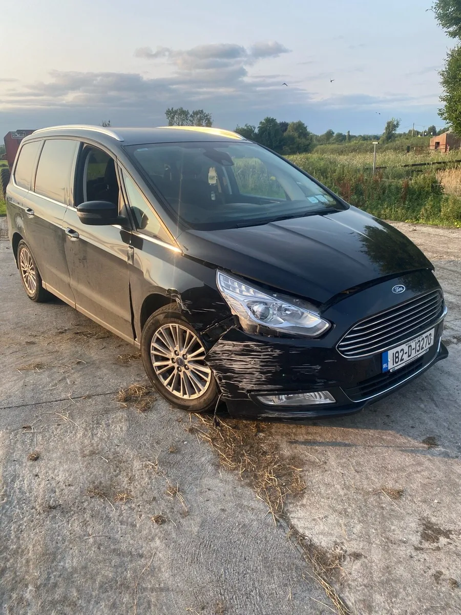 Damaged Ford galaxy - Image 1
