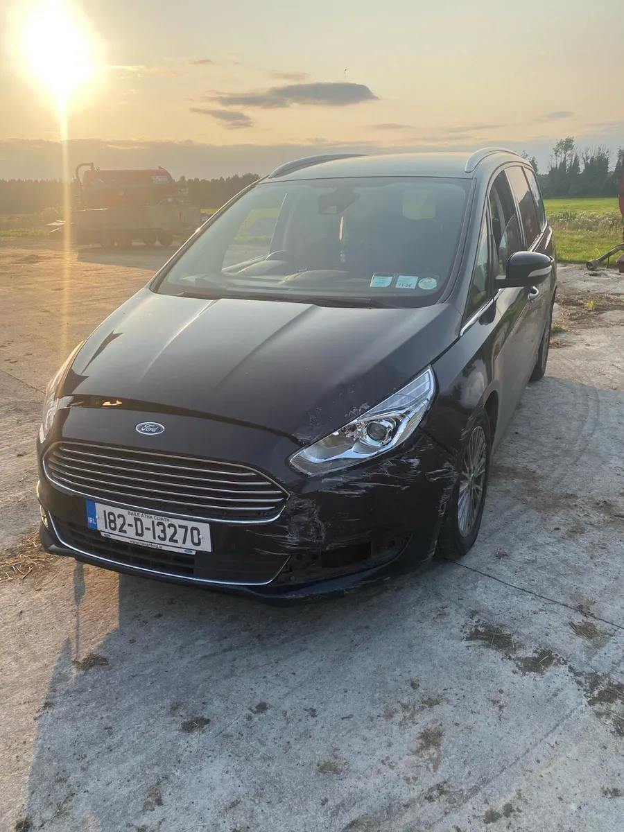 Damaged Ford galaxy - Image 2