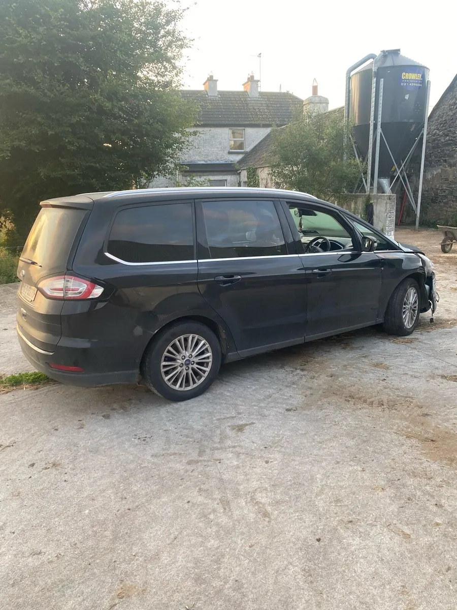 Damaged Ford galaxy - Image 3