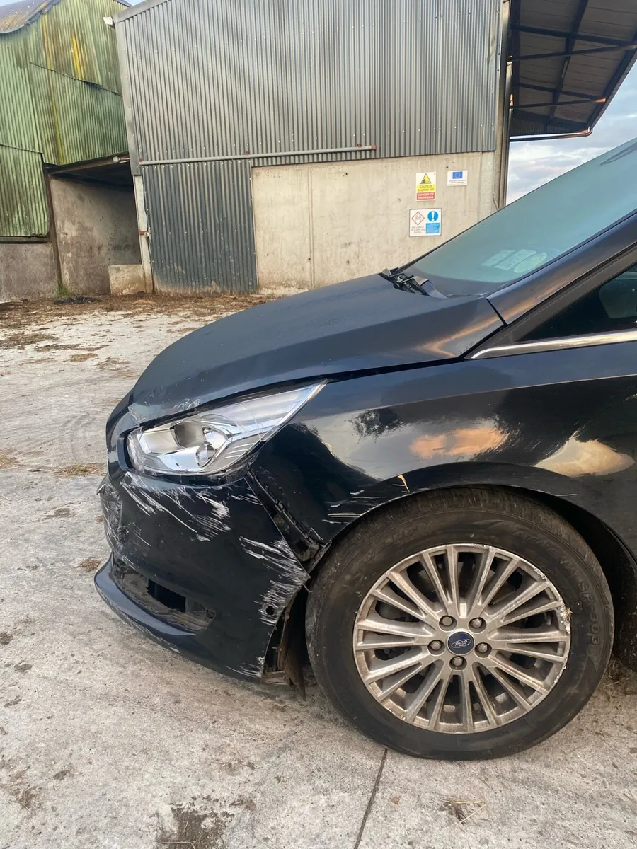 Damaged Ford galaxy - Image 4