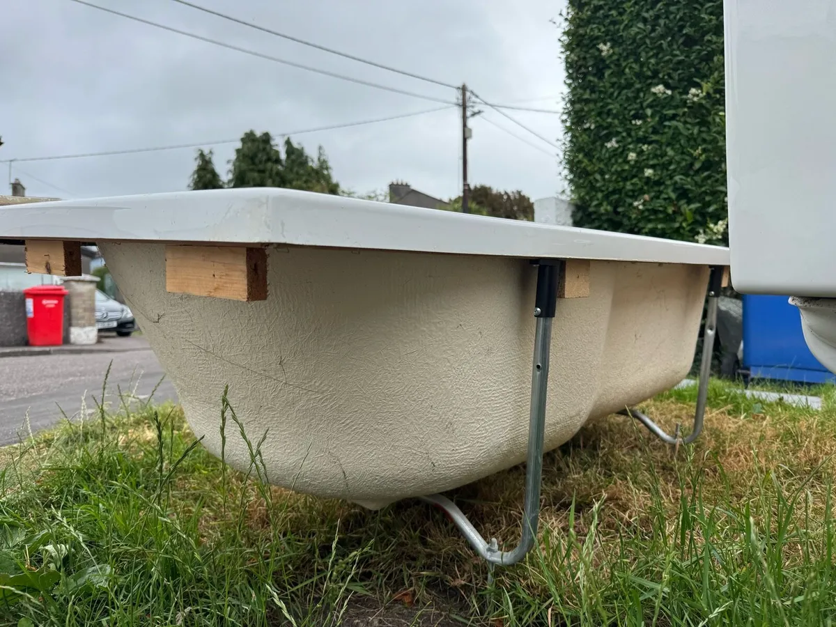 Acrylic Bathtub - Image 1