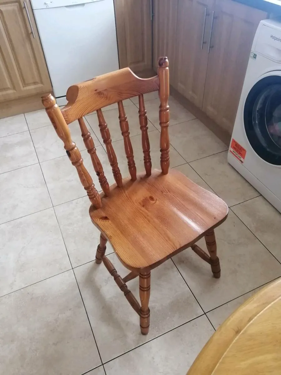 Solid extandable round table and 4 chairs 107 cm - Image 1