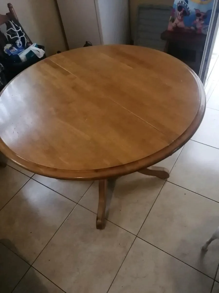 Solid extandable round table and 4 chairs 107 cm - Image 2