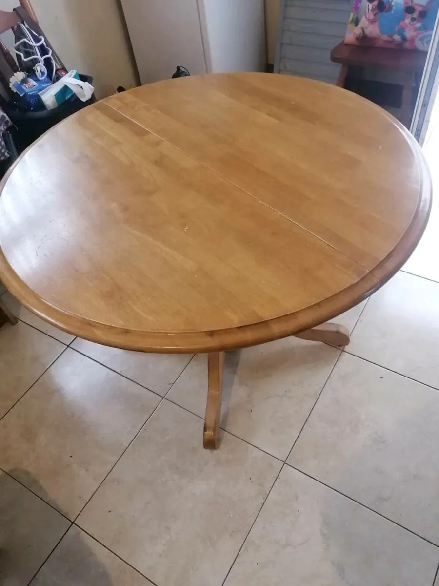 Solid extandable round table and 4 chairs 107 cm - Image 3