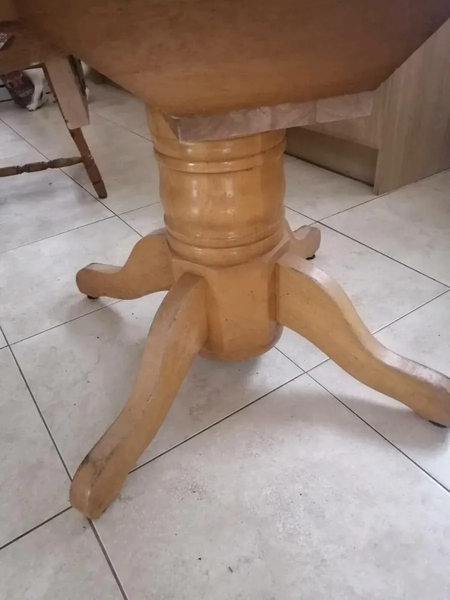 Solid extandable round table and 4 chairs 107 cm - Image 4