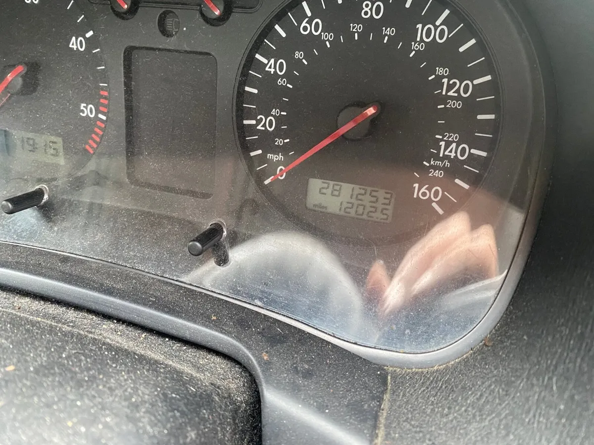 Volkswagen Golf 2003 - Image 2