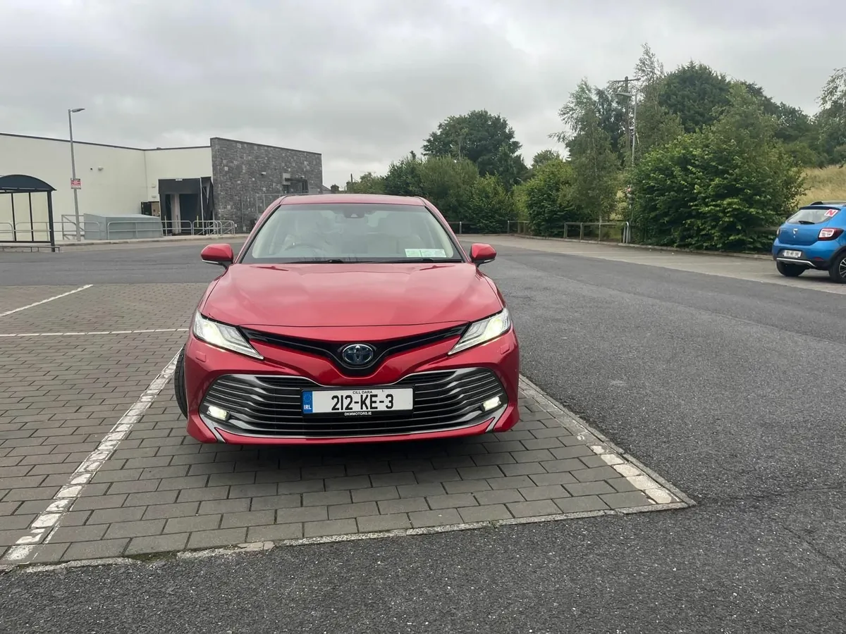 Toyota Camry 2021 - Image 2