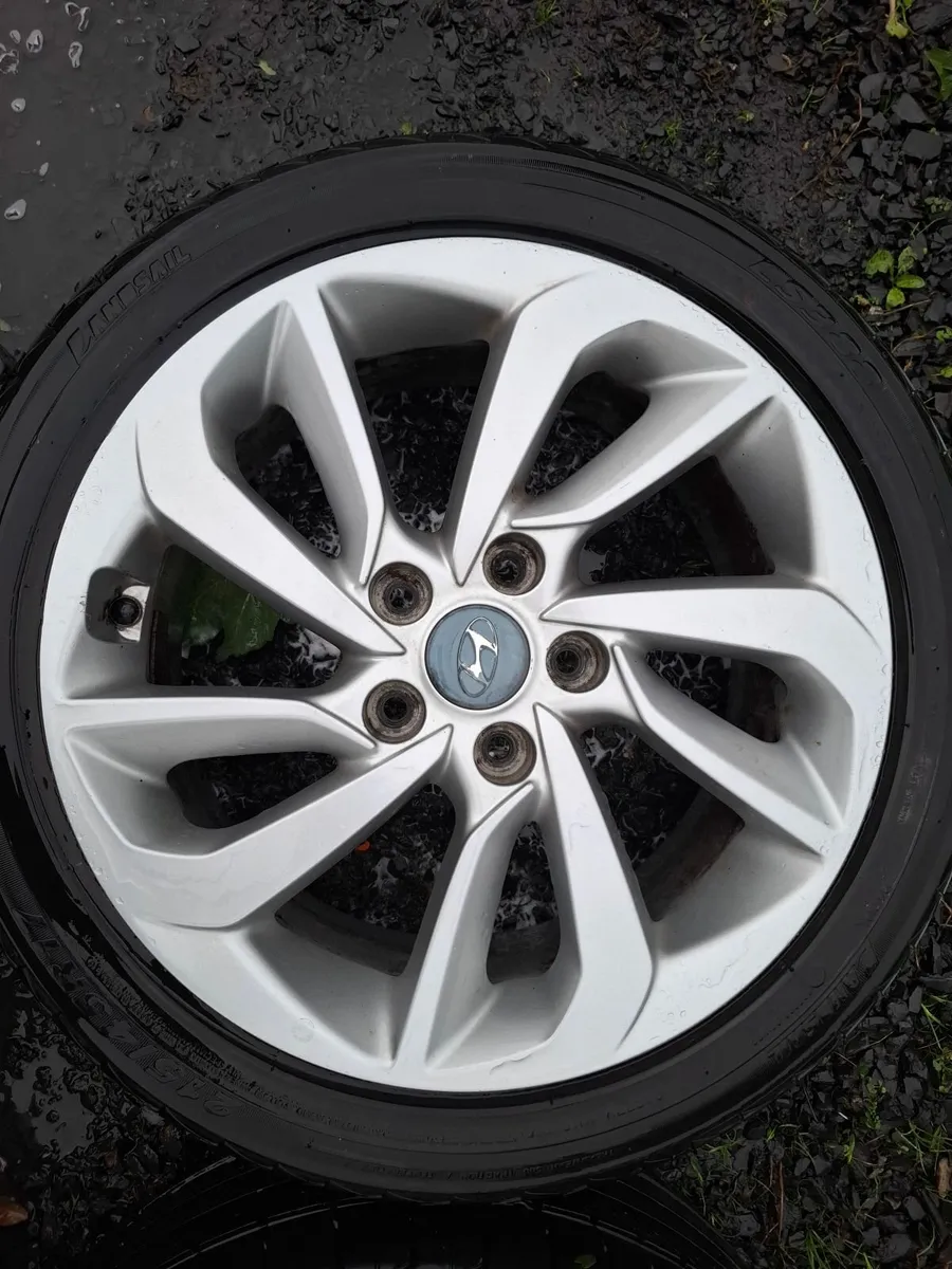 17" Genuine Hyundai Alloys with tyres - Image 3