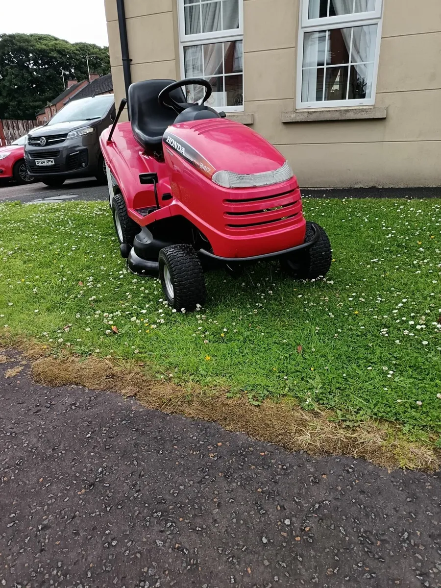 Honda ride on lawnmower - Image 1