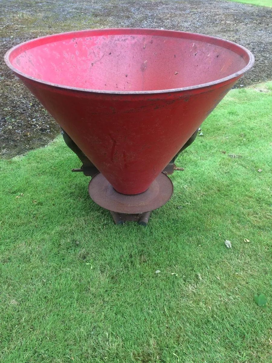 Fertilizer Spreader - Image 4