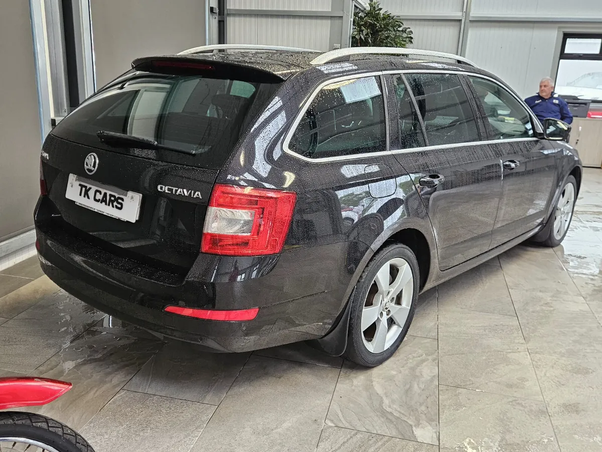 16 SKODA OCTAVIA ESTATE STYLE EDITION - Image 4