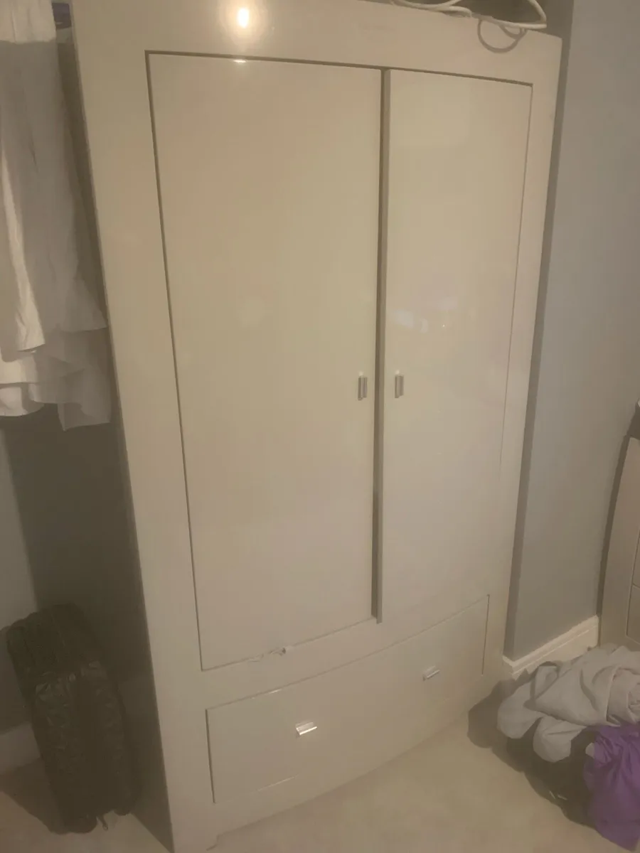 Wardrobe gloss finish - Image 1