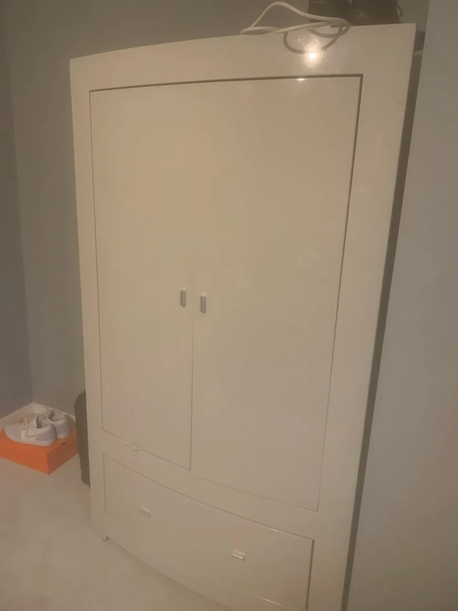 Wardrobe gloss finish - Image 2