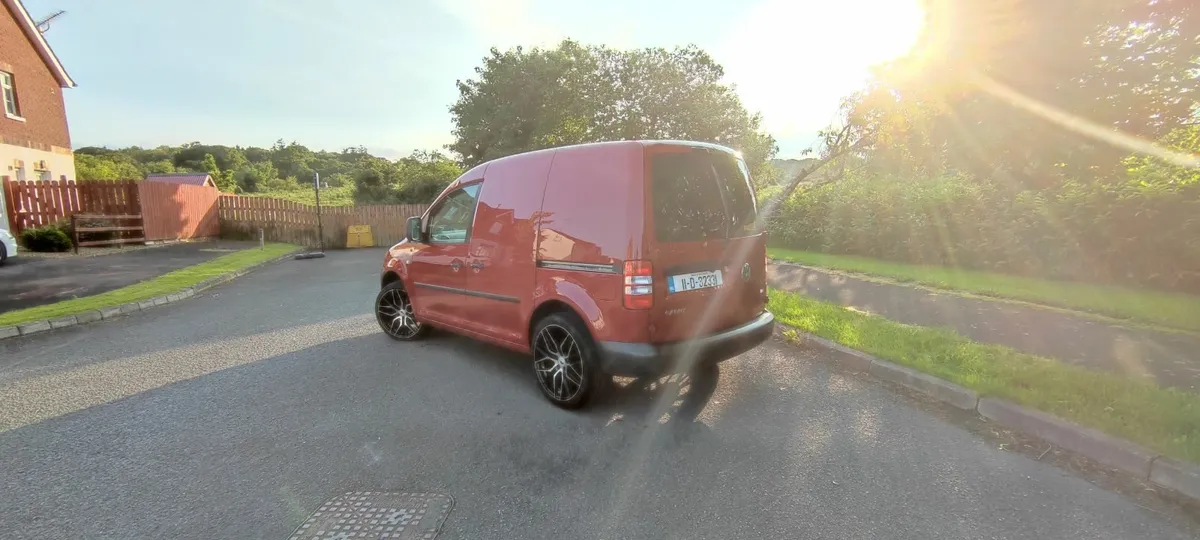 Volkswagen Caddy 2011 - Image 2