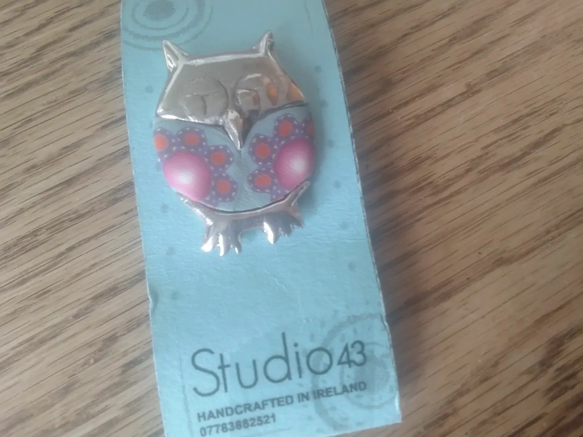 STUDIO 43 CRAFT ARTISAN OWL BROOCH NEW - Image 2