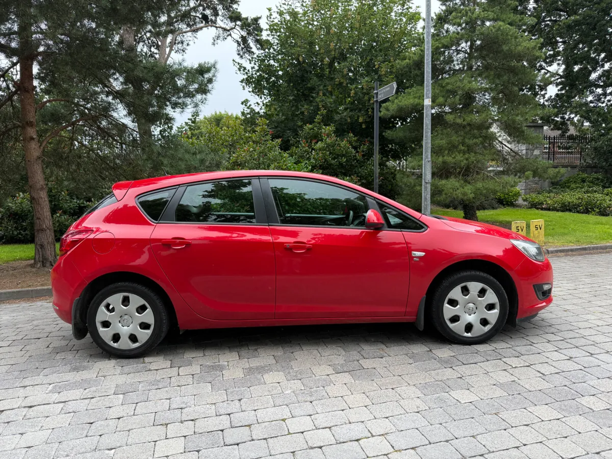 Opel Astra 2014 CDTI LOW KMS - Image 3