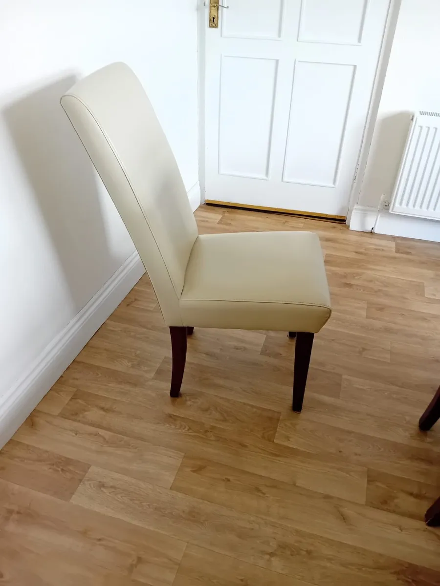 Table and chairs - Image 1