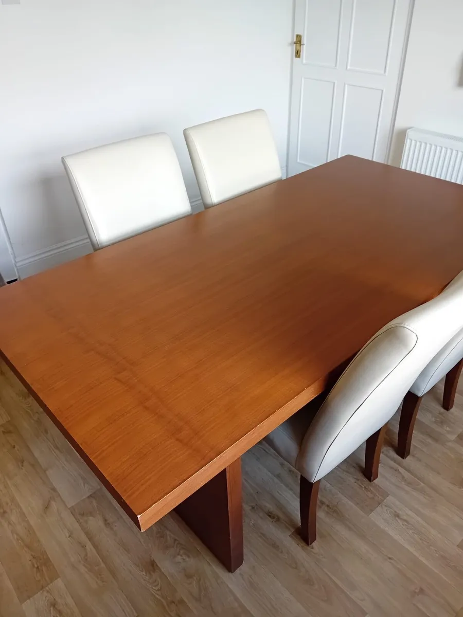 Table and chairs - Image 4