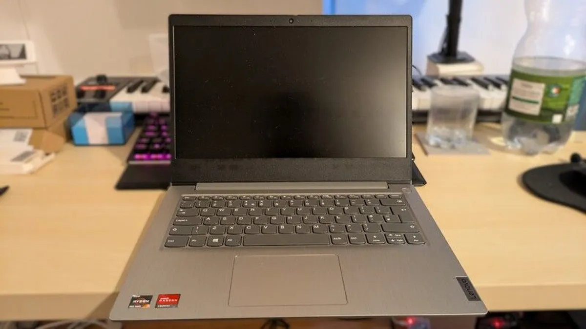 BROKEN Lenovo IdeaPad 3 - Image 1