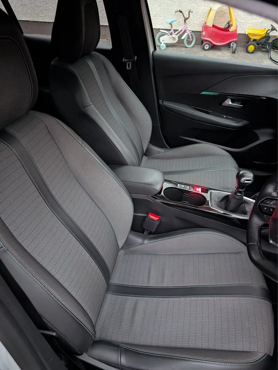 Peugeot 208 Allure - Image 1