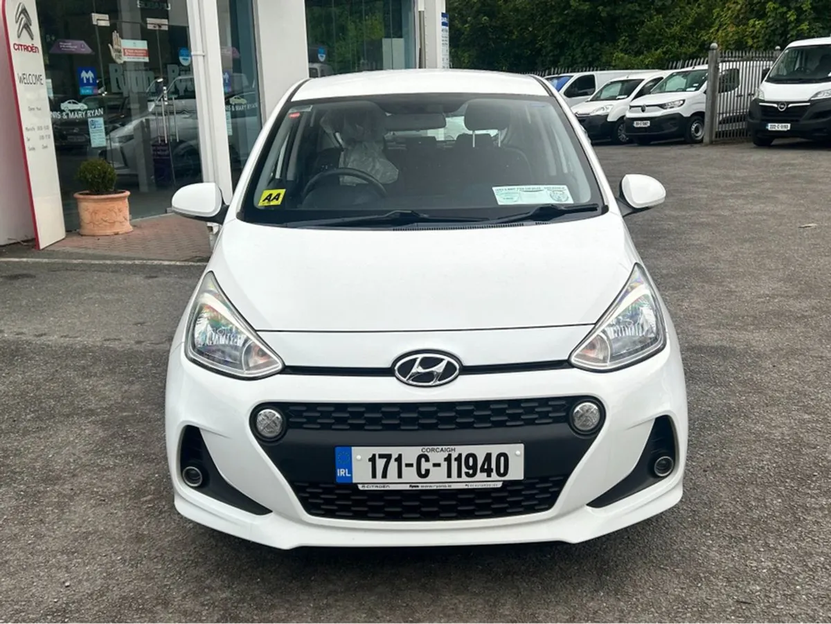 Hyundai i10 Deluxe 4DR - Image 2
