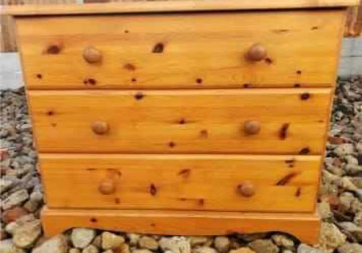 Pine chest of drawers