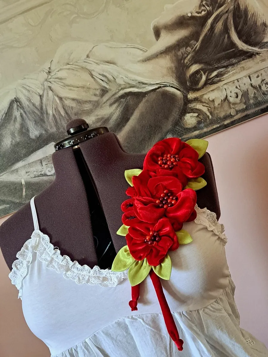 Brooch - velvet flowers with leaves - Image 1