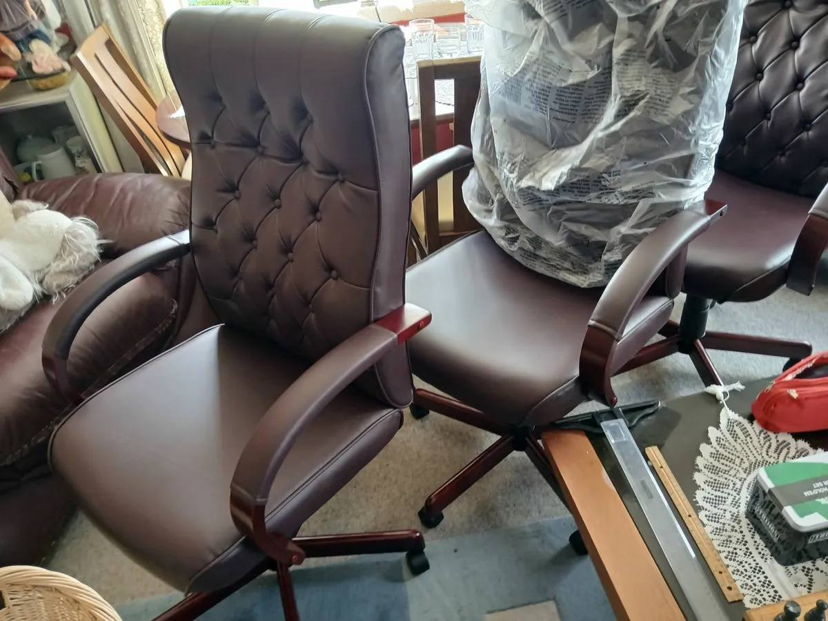 Office chair new....chesterfeild dynamic tradition - Image 1