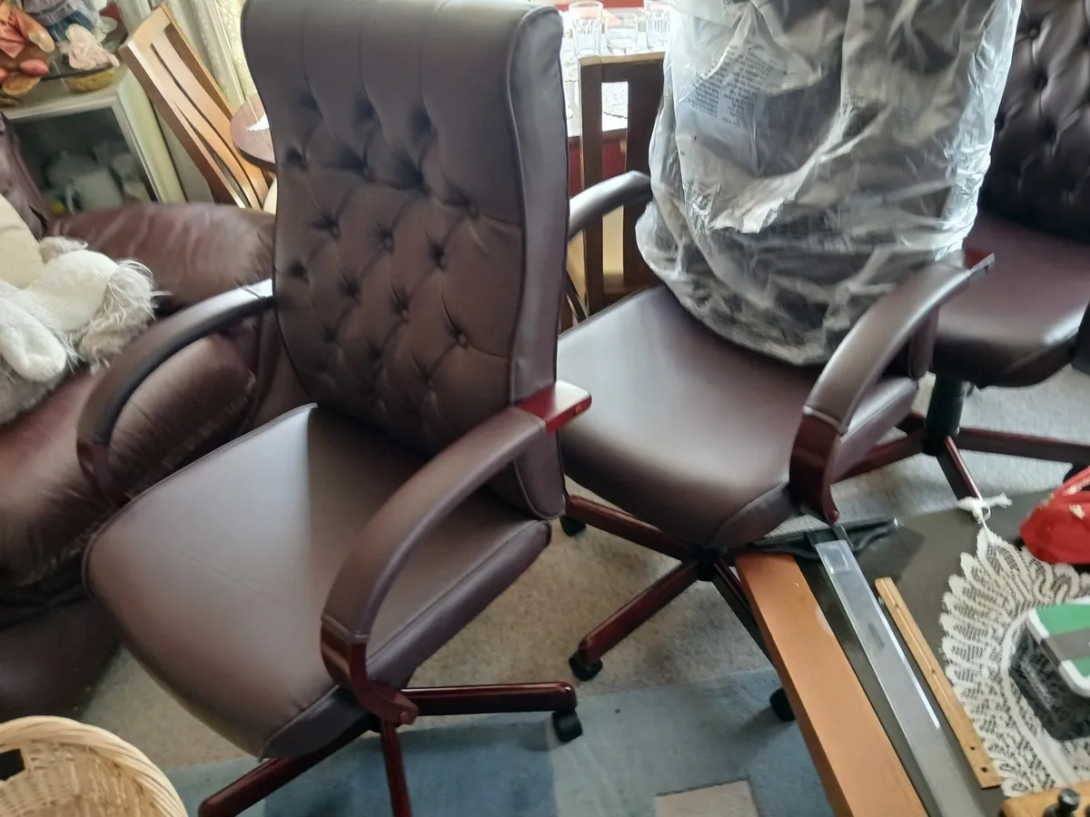 Office chair new....chesterfeild dynamic tradition - Image 2