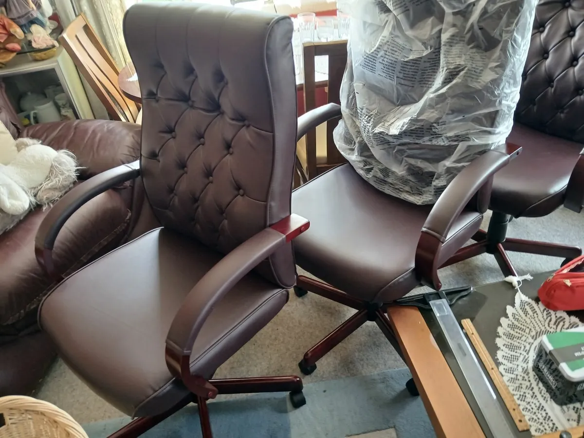 Office chair new....chesterfeild dynamic tradition - Image 4