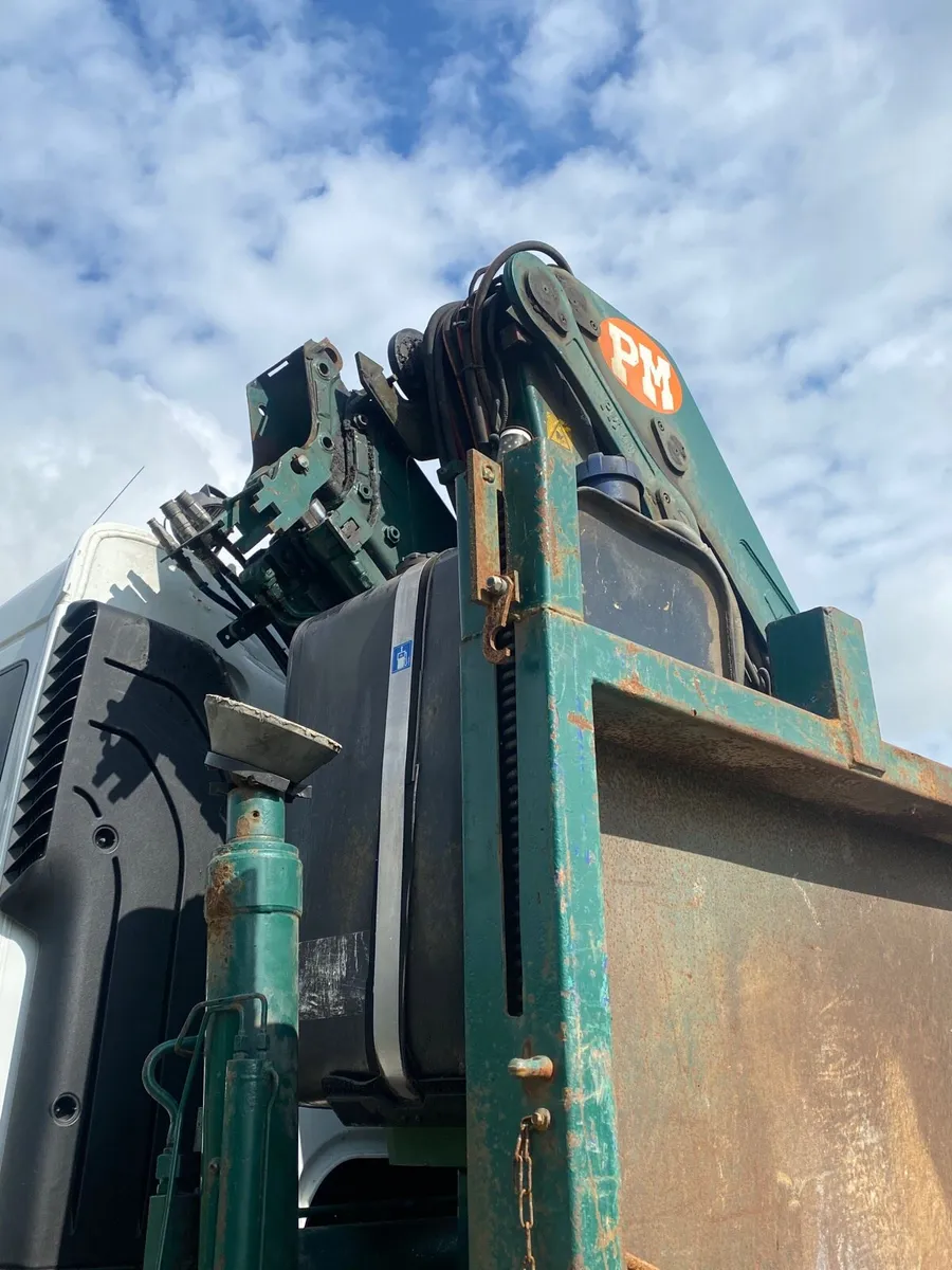 Tipper with crane - Image 2