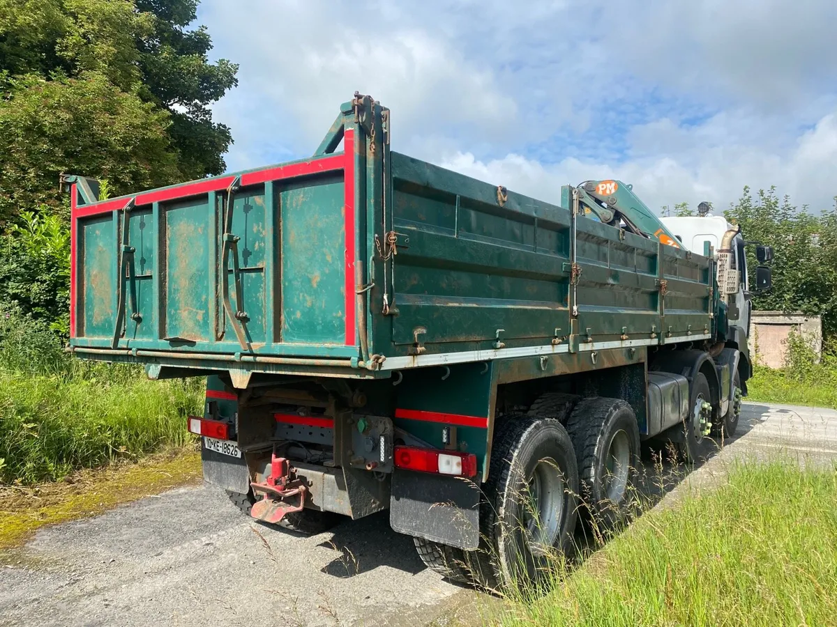 Tipper with crane - Image 3
