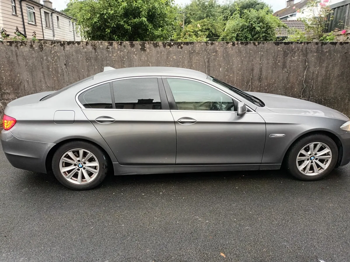 BMW 5-Series 2010 - Image 2