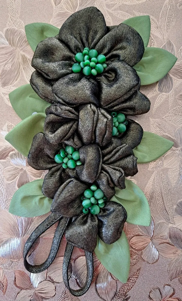 Brooch- Flowers With Green Leaves - Image 2