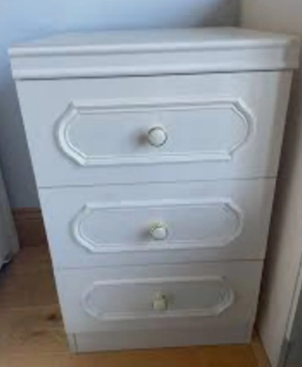 A set of White 3 drawers lockers