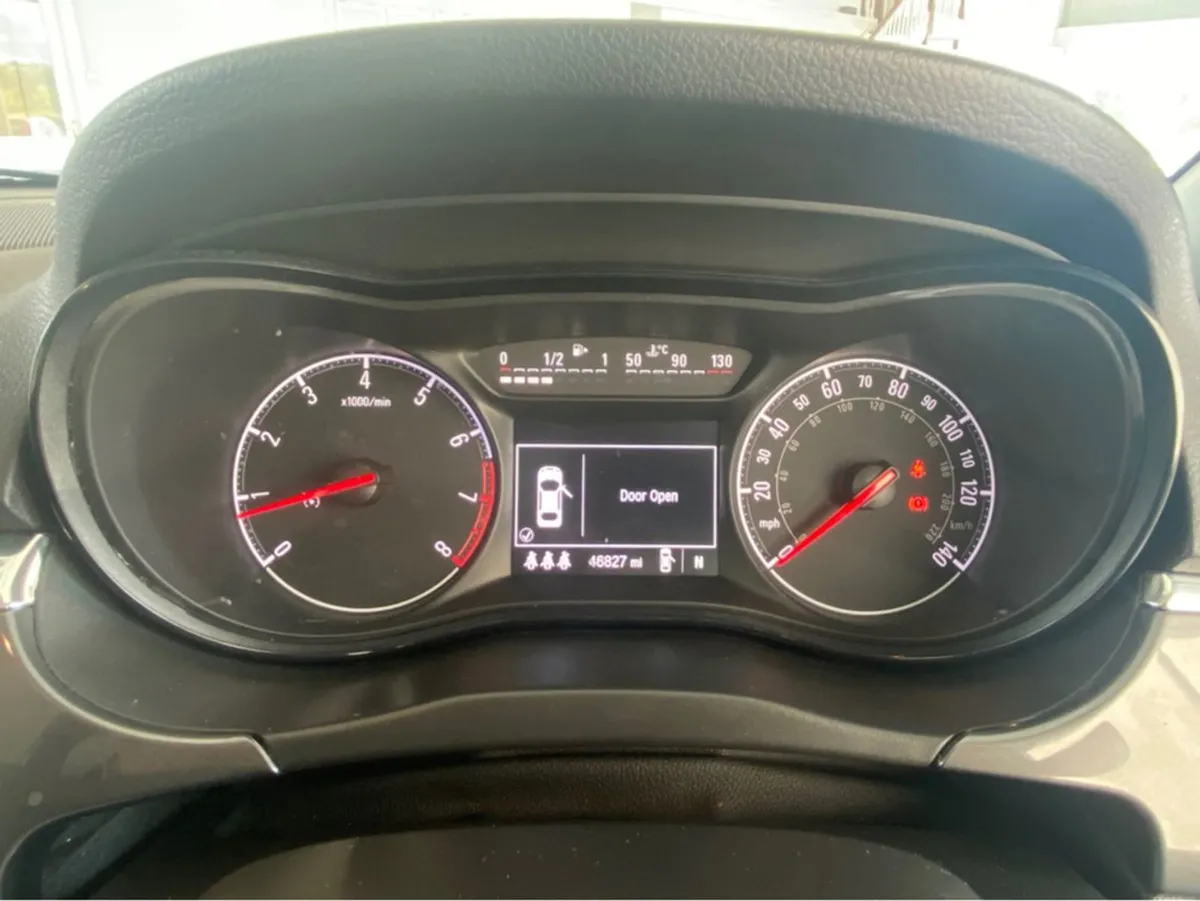 Vauxhall Corsa 1.4 i A 90 PS Design S  auto - Image 4