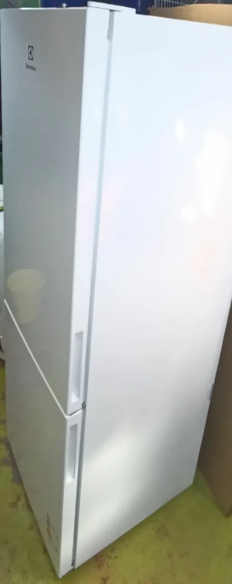 ELECTROLUX FREESTANDING FROST FREE FRIDGE FREEZER - Image 2