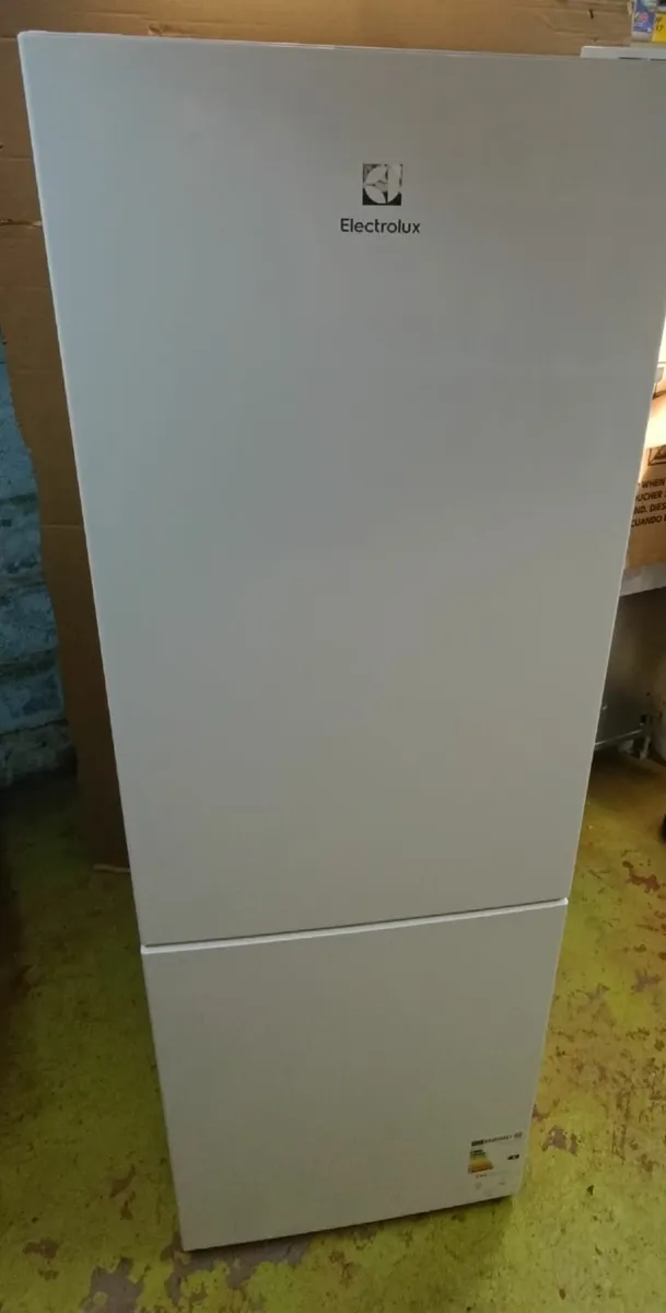 ELECTROLUX FREESTANDING FROST FREE FRIDGE FREEZER - Image 3