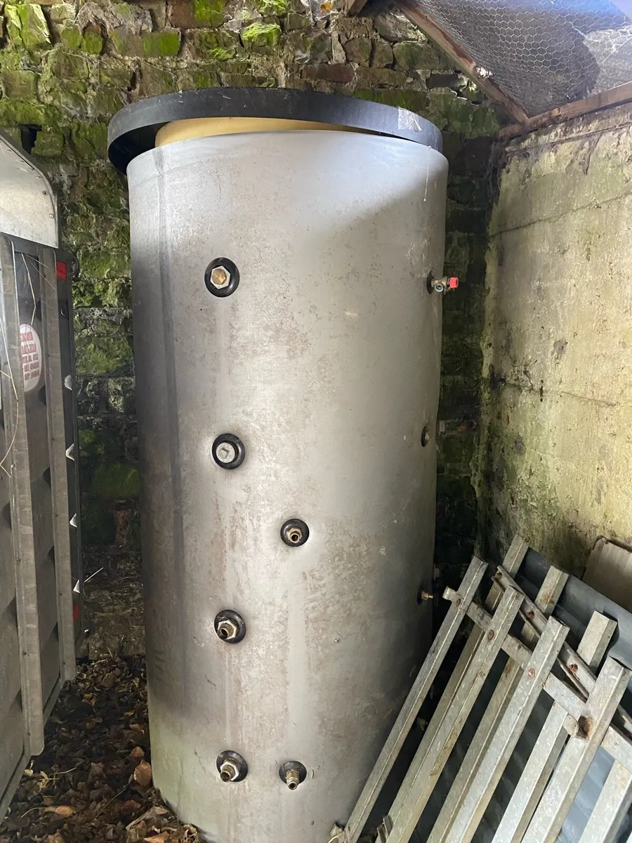Hot water tank - Image 1