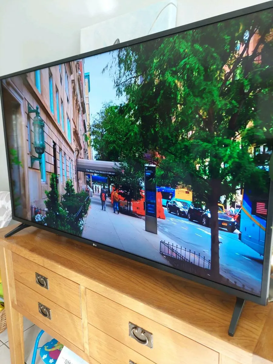LG 55in Smart Tv - Image 2