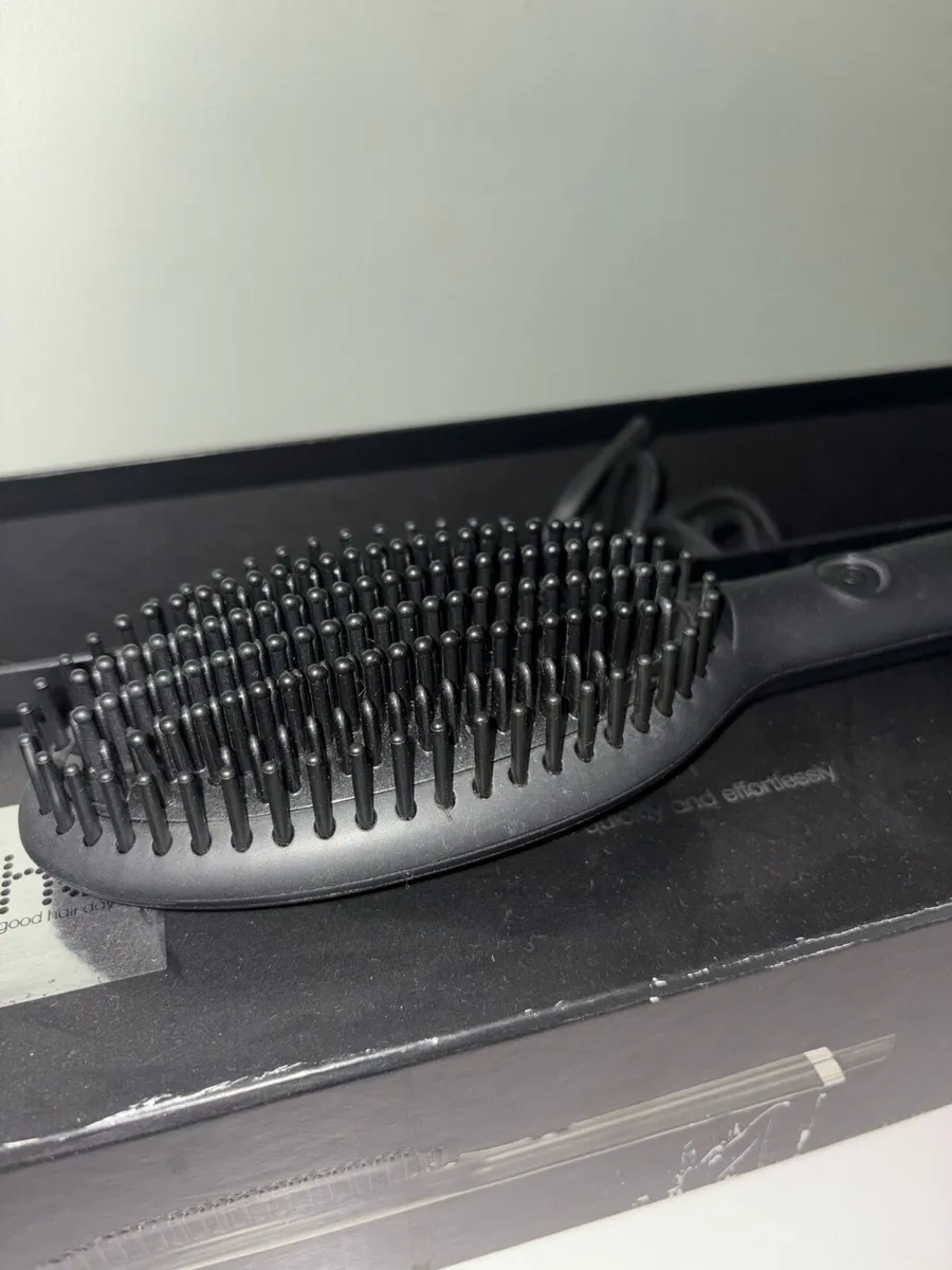 GHD Glide Straightening Brush - Image 1