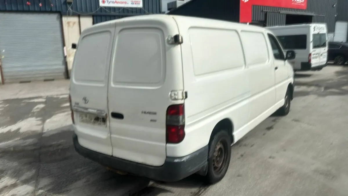 Toyota HiAce 2010 - Image 3