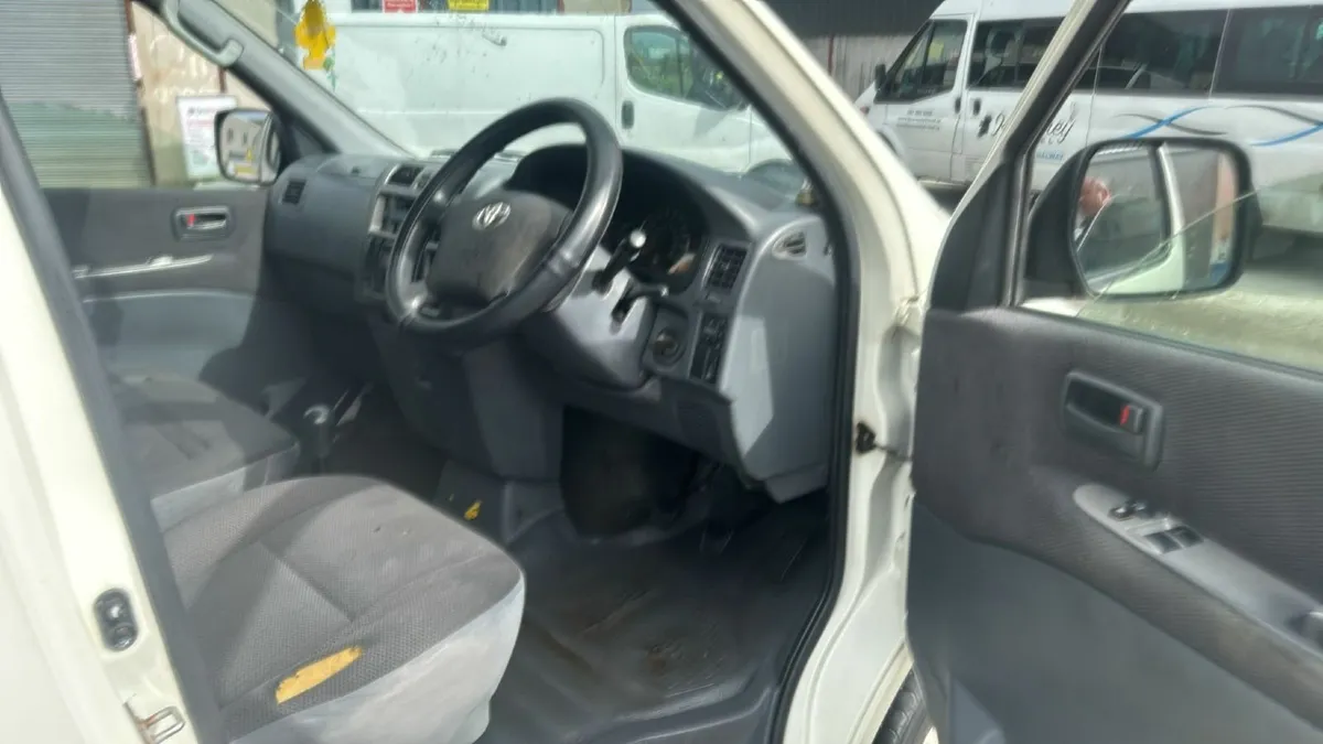 Toyota HiAce 2010 - Image 4