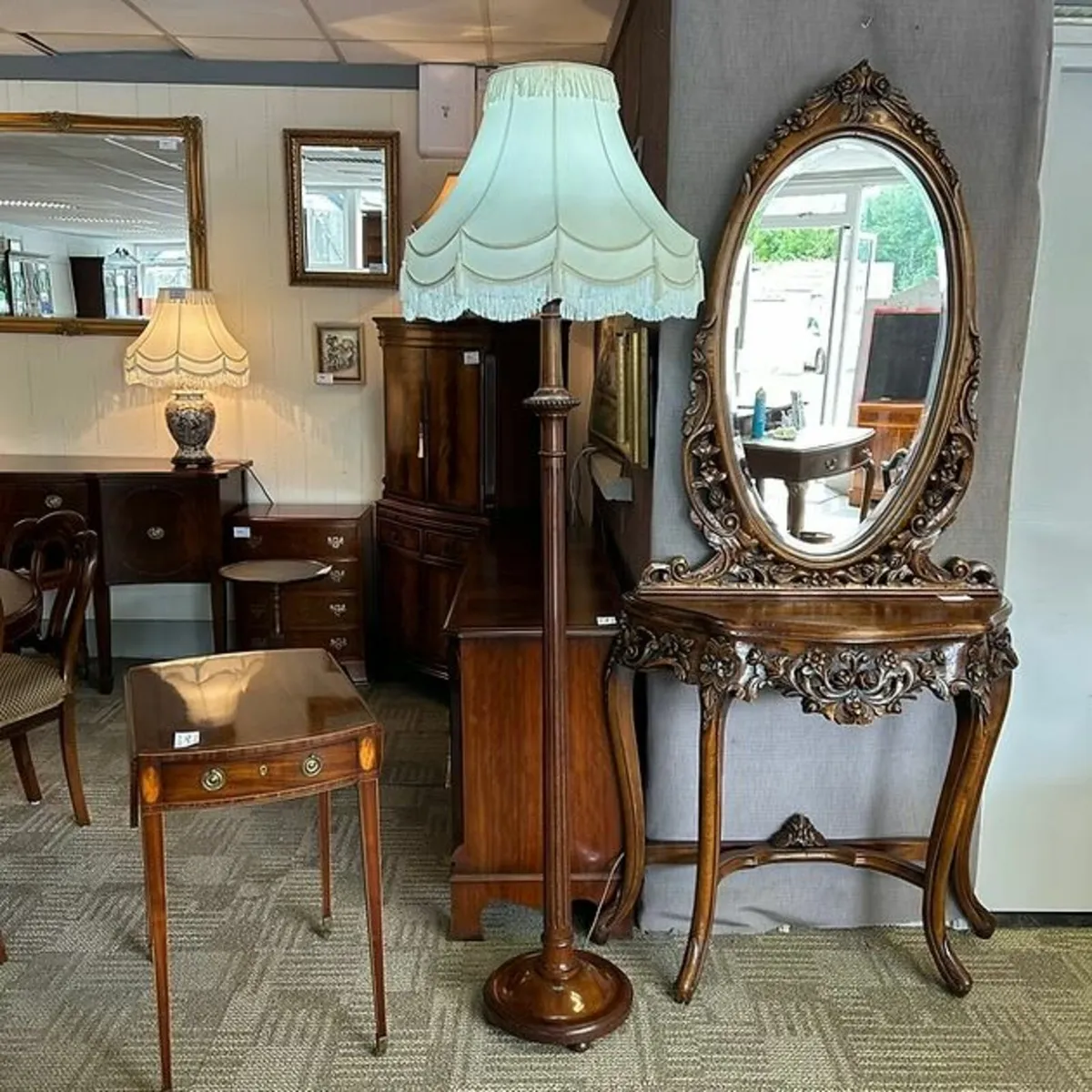 Stunning Victorian mahogany floor lamp & white sha - Image 1