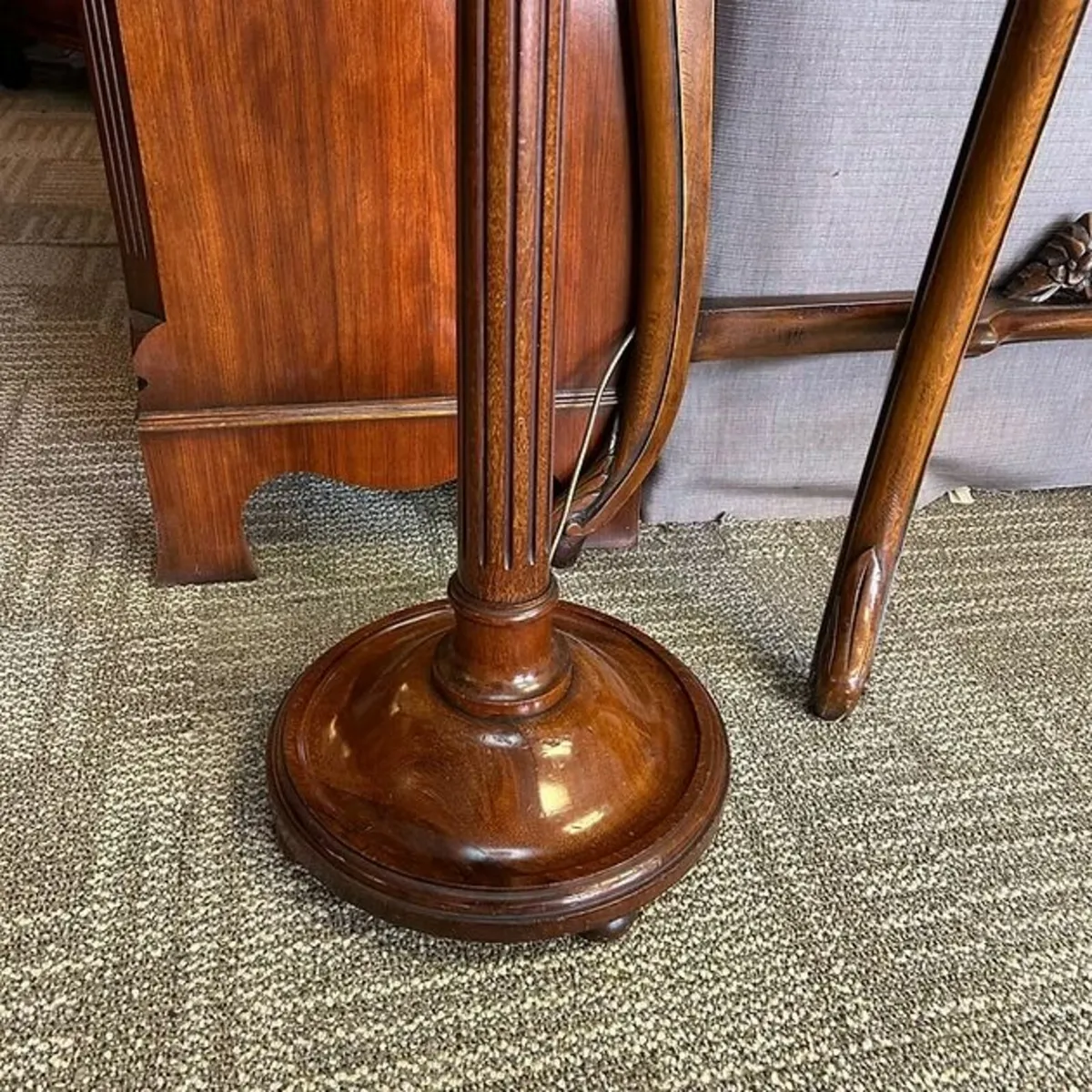 Stunning Victorian mahogany floor lamp & white sha - Image 2