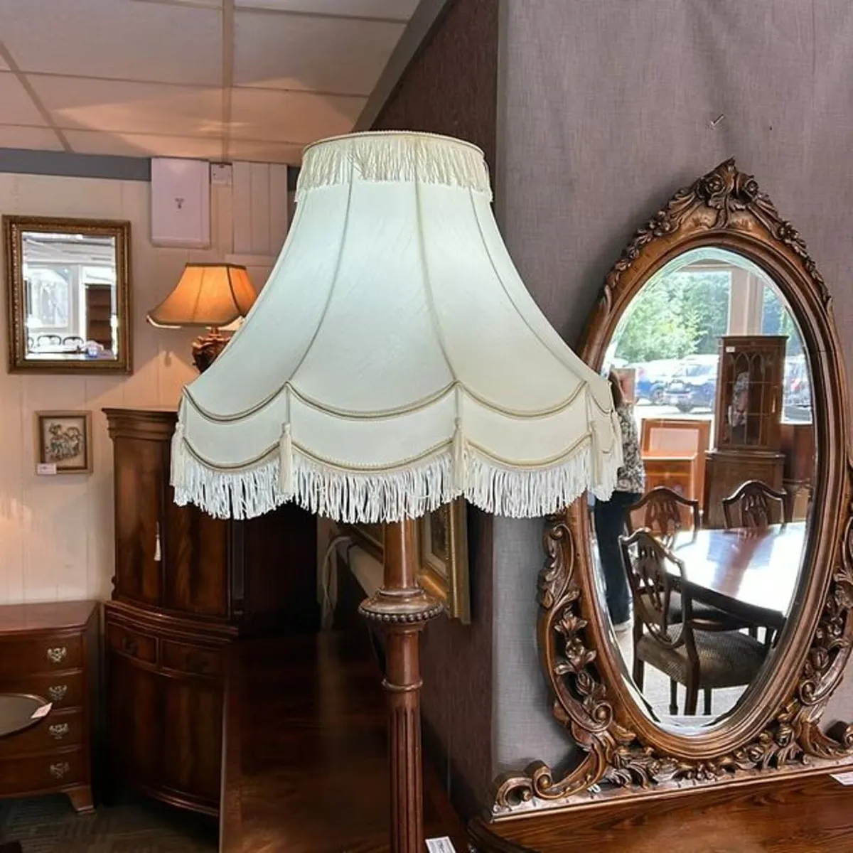 Stunning Victorian mahogany floor lamp & white sha - Image 4