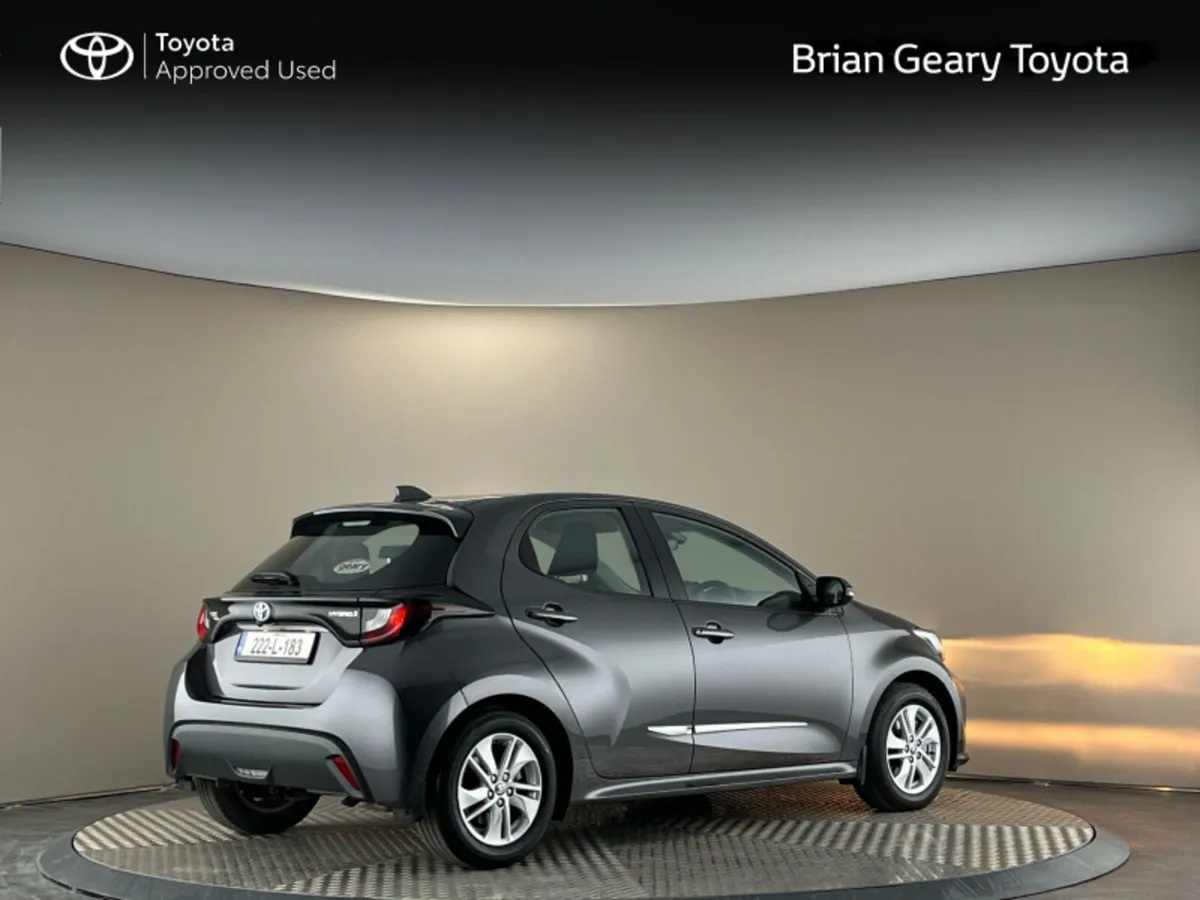 Toyota Yaris HYBRID LUNA - Image 2