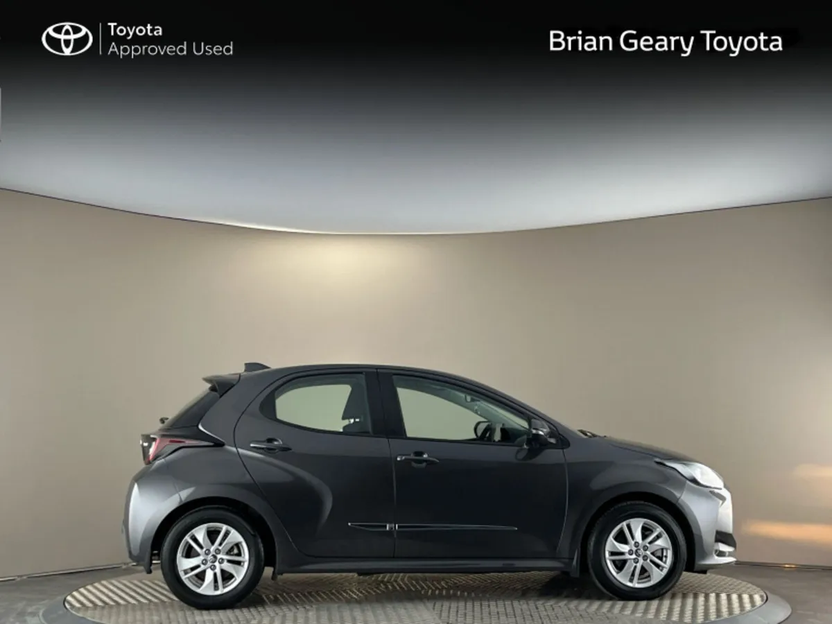 Toyota Yaris HYBRID LUNA - Image 3